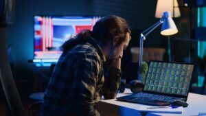 Sospirare in frustrazione per il collega era discriminatorio, le regole del giudice