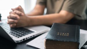 I dipendenti federali hanno invitato a esprimere credenze religiose sul lavoro