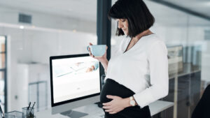 Il governo lancia la revisione del congedo parentale