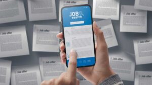 Le offerte di lavoro nel Regno Unito scendono a un minimo di 10 anni