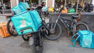 L'ufficio di casa concorda con i corrieri alimentari per combattere il lavoro illegale