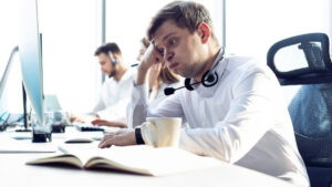 Quattro lavoratori del call center su 10 da smettere a causa del povero benessere