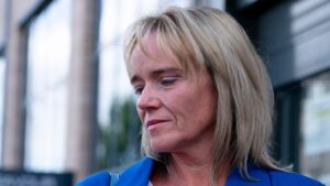 Trans Row Infermiere è stata liberata dalla cattiva condotta mentre riprende il tribunale