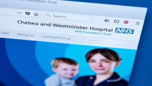 Affermazione di credenze dei file di ostetrica dopo la fiducia segnalata sui post sui social media