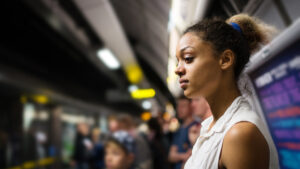 Chiedi un maggiore supporto per i giovani lavoratori, poiché il mercato del lavoro rimane impegnativo