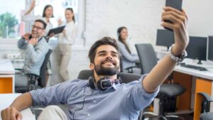 Colleghi più giovani e chiassosi "non molestie non legate all'età