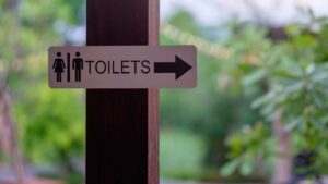 EHRC agisce sulle politiche che infrangono la legge su spazi a sesso singolo