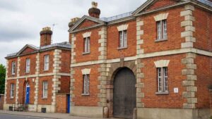 Il funzionario della prigione vince il licenziamento ingiusto e il caso di molestie dopo l'IRA