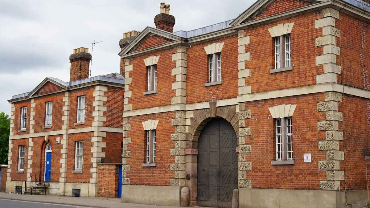 Il funzionario della prigione vince il licenziamento ingiusto e il caso di molestie dopo l'IRA