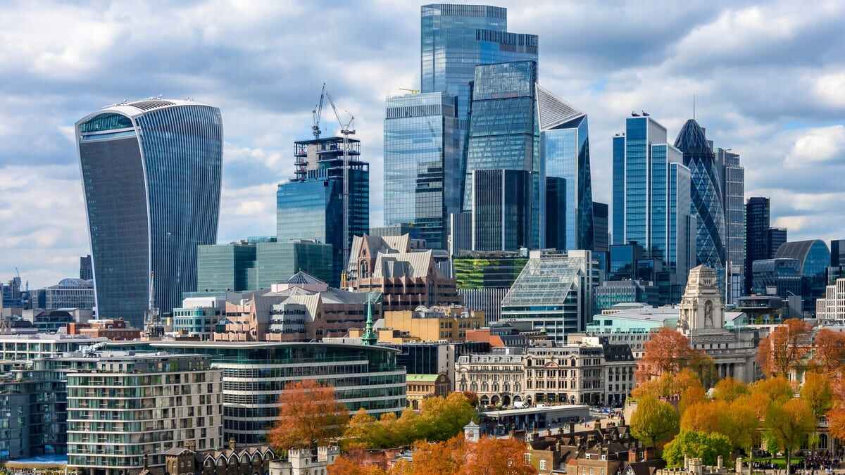 Lo studio legale della città congela la retribuzione dei junior avvocati per aumentare i bonus