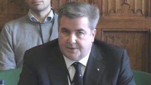 P & amp; O Ferries Boss che ha guidato 800 licenziamenti diminuiti