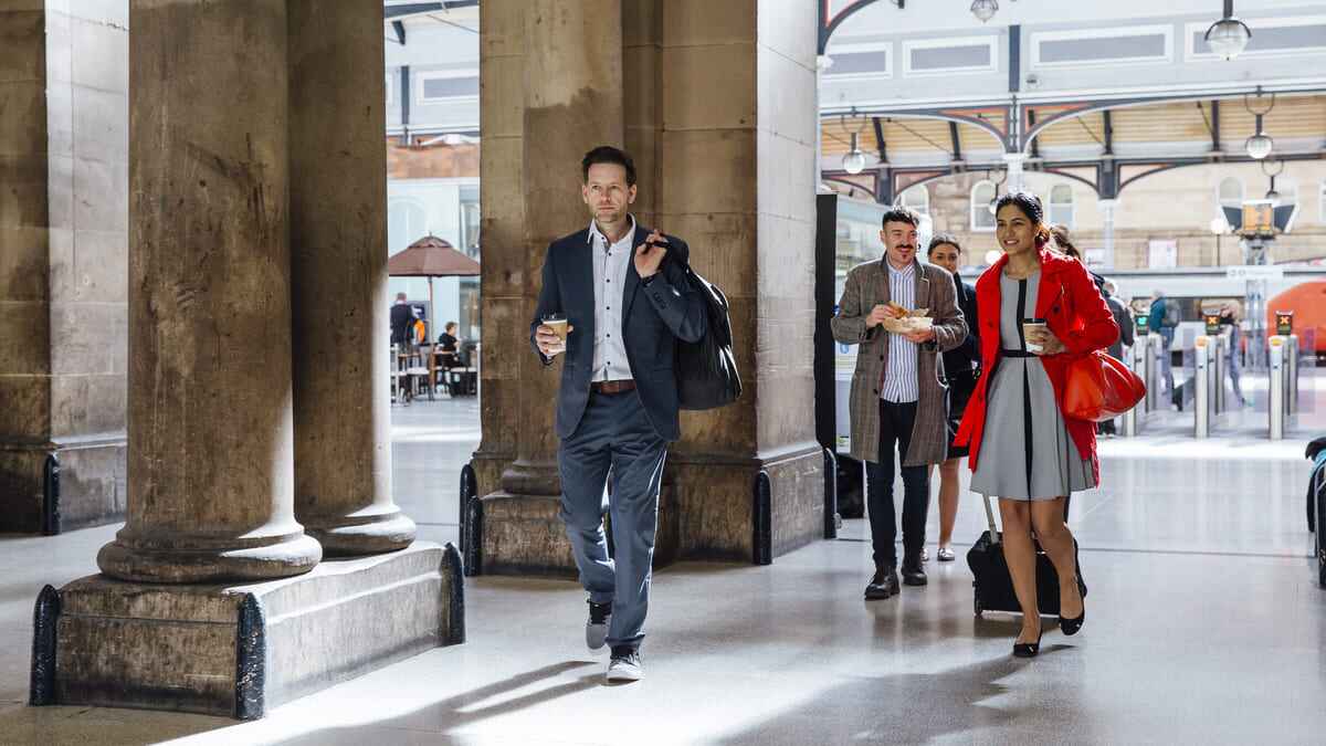 I posti vacanti nel Regno Unito scivolano ad agosto, ma gli stipendi sono costante