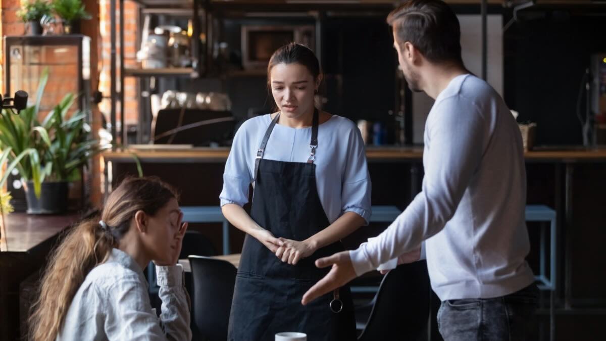 Quasi la metà dei lavoratori sperimenta l'aggressione dei clienti - sondaggio