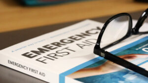 Terzo dei dipendenti "ansiosi" sulla mancanza di prime aiuti sul posto di lavoro