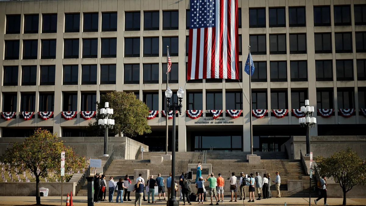 Un gruppo di persone davanti a un edificio