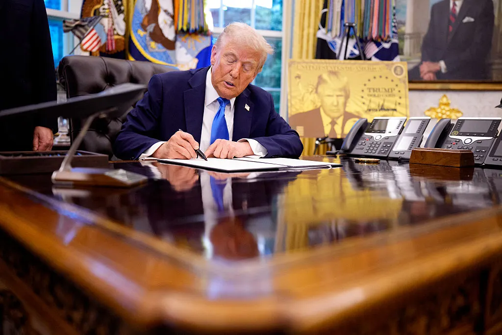 Trump firma l’ordine esecutivo H-1B nello Studio Ovale