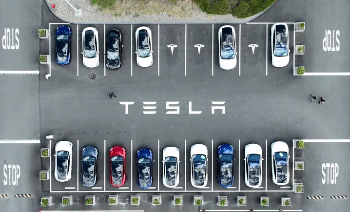 EEOC, Tesla si rivolge alla mediazione privata in una causa per molestie basate sulla razza