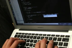 I lavoratori sfruttano il tempo risparmiato dall’intelligenza artificiale per migliorare i propri ruoli, rileva Indeed