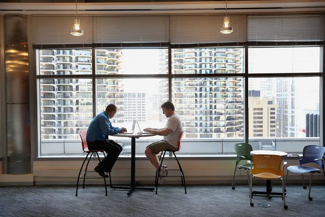 I reclutatori stanno facendo più "lavoro di gambe" per trovare candidati, rileva Glassdoor