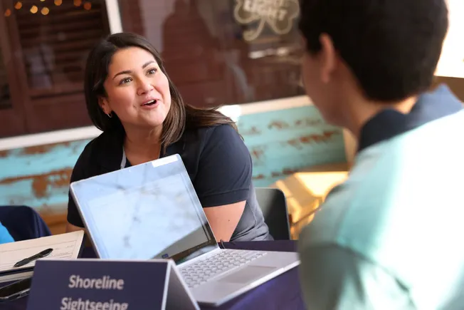 Le persone in cerca di lavoro ottimizzano i curriculum in mezzo all'ansia di ATS