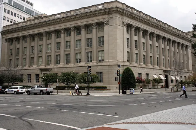 Trump può ordinare ai datori di lavoro di pagare una tariffa H-1B aggiuntiva, sostiene il tribunale