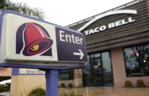 Gli operatori di Taco Bell risolvono le accuse secondo cui la condotta del molestatore è rimasta incontrollata per mesi