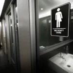 L'EEOC afferma che le agenzie potrebbero emanare politiche sui bagni che limitano i lavoratori trans federali