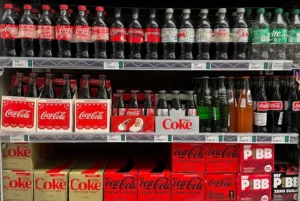 La Coca-Cola ha escluso gli uomini dai viaggi di lavoro, violando il Titolo VII, sostiene l'EEOC