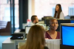 L’intelligenza artificiale sta facendo risparmiare tempo ai team di assistenza clienti, secondo un sondaggio