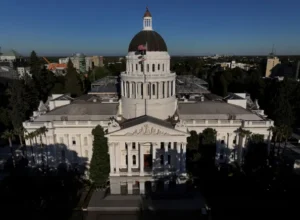 Presi nel mezzo: 3 luoghi in cui i rollback dell'EEOC si scontrano con la legge della California