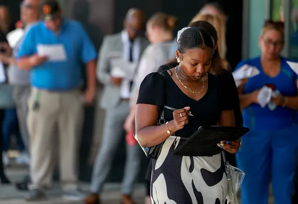 Il processo di assunzione opaco spinge le persone in cerca di lavoro a "spruzzare e pregare", afferma Monster