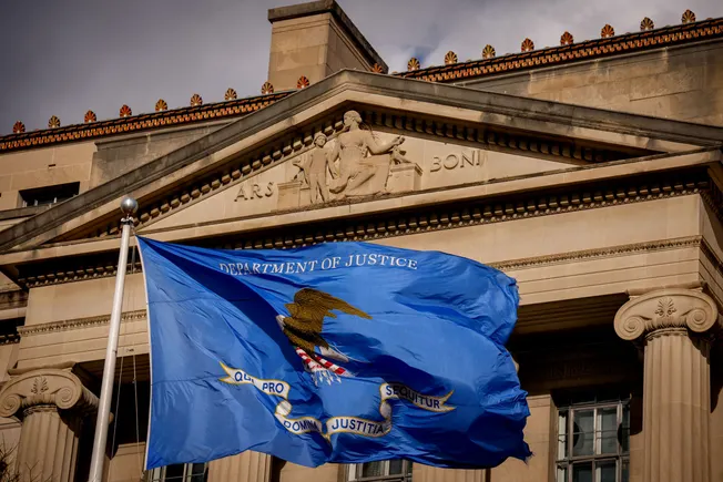 L'azienda ha utilizzato indirizzi e-mail di reclutamento fittizi per i lavoratori statunitensi per giustificare l'assunzione di cittadini stranieri, afferma il Dipartimento di Giustizia