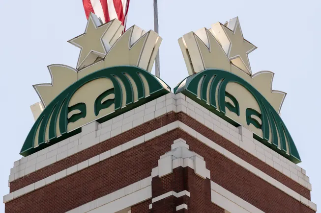 Starbucks, Target e Dave & Buster's stanno investendo nei dipendenti per cercare di migliorare l'esperienza del cliente