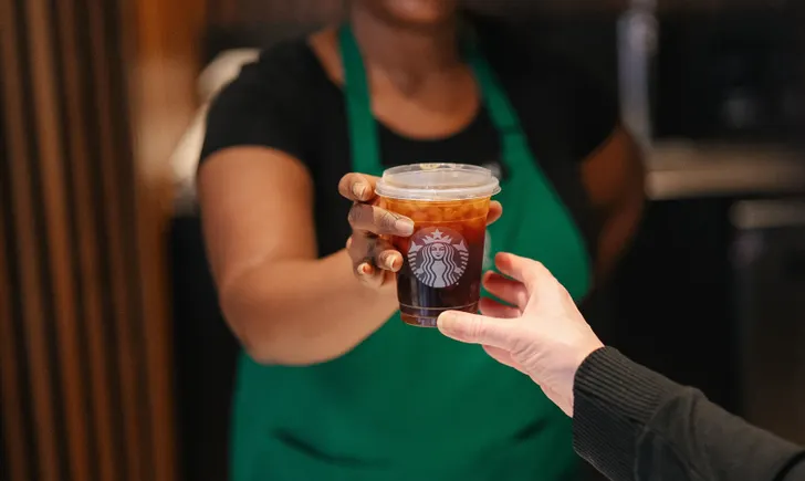Starbucks aggiunge bonus di rendimento per i lavoratori in prima linea