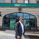 Ex dipendente della M&T Bank denuncia discriminazione di genere e orientamento sessuale