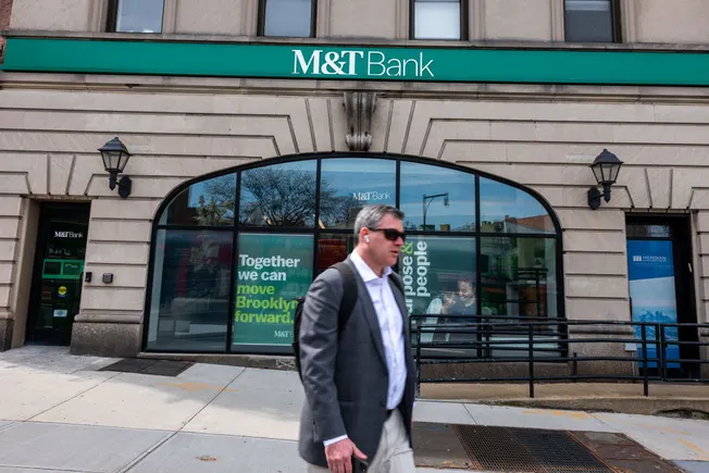 Ex dipendente della M&T Bank denuncia discriminazione di genere e orientamento sessuale