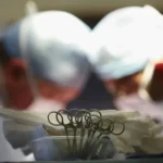 I datori di lavoro dicono che stanno facendo abbastanza per aiutare con le spese mediche, ma i lavoratori non sono d’accordo