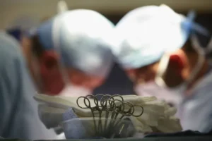 I datori di lavoro dicono che stanno facendo abbastanza per aiutare con le spese mediche, ma i lavoratori non sono d’accordo