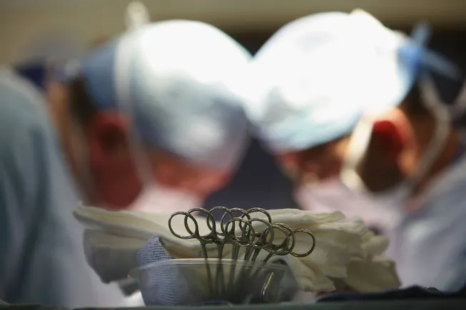 I datori di lavoro dicono che stanno facendo abbastanza per aiutare con le spese mediche, ma i lavoratori non sono d’accordo
