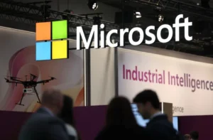 Il CFO di Microsoft segnala i tagli alla forza lavoro mentre la spesa per l’intelligenza artificiale aumenta