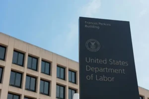 Il DOL revoca la regola sugli straordinari dell’era Biden, formalizzando il ritorno alla soglia salariale del 2019
