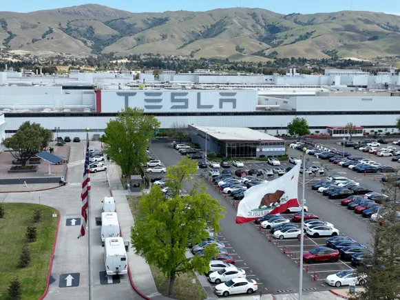 La causa che puntava alla carenza di personale del dipartimento delle risorse umane di Tesla è stata autorizzata al processo con giuria