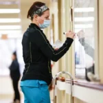 La ricerca mostra che il burnout è in aumento, mentre la fiducia dei dipendenti è ai minimi storici