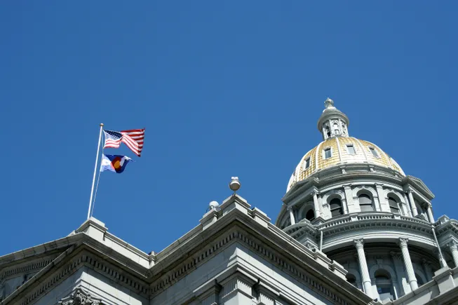 La rinnovata legge sull'intelligenza artificiale del Colorado prende di mira le decisioni "consequenziali" delle risorse umane e entra in vigore nel 2027