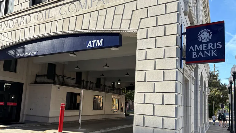 Ameris Bank deve all'ex dirigente 80 milioni di dollari, ritiene la giuria