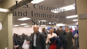 Cosa fare quando le autorità per l'immigrazione visitano la casa di un dipendente remoto
