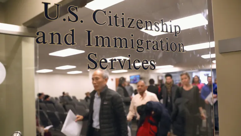 Cosa fare quando le autorità per l'immigrazione visitano la casa di un dipendente remoto