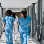 L’adozione dell’intelligenza artificiale aumenta, ma gli operatori sanitari temono la dequalificazione