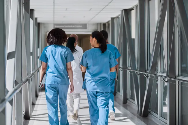 L’adozione dell’intelligenza artificiale aumenta, ma gli operatori sanitari temono la dequalificazione
