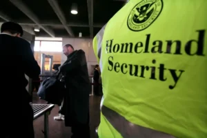 Le federali propongono la partecipazione obbligatoria a E-Verify per i destinatari delle sovvenzioni federali